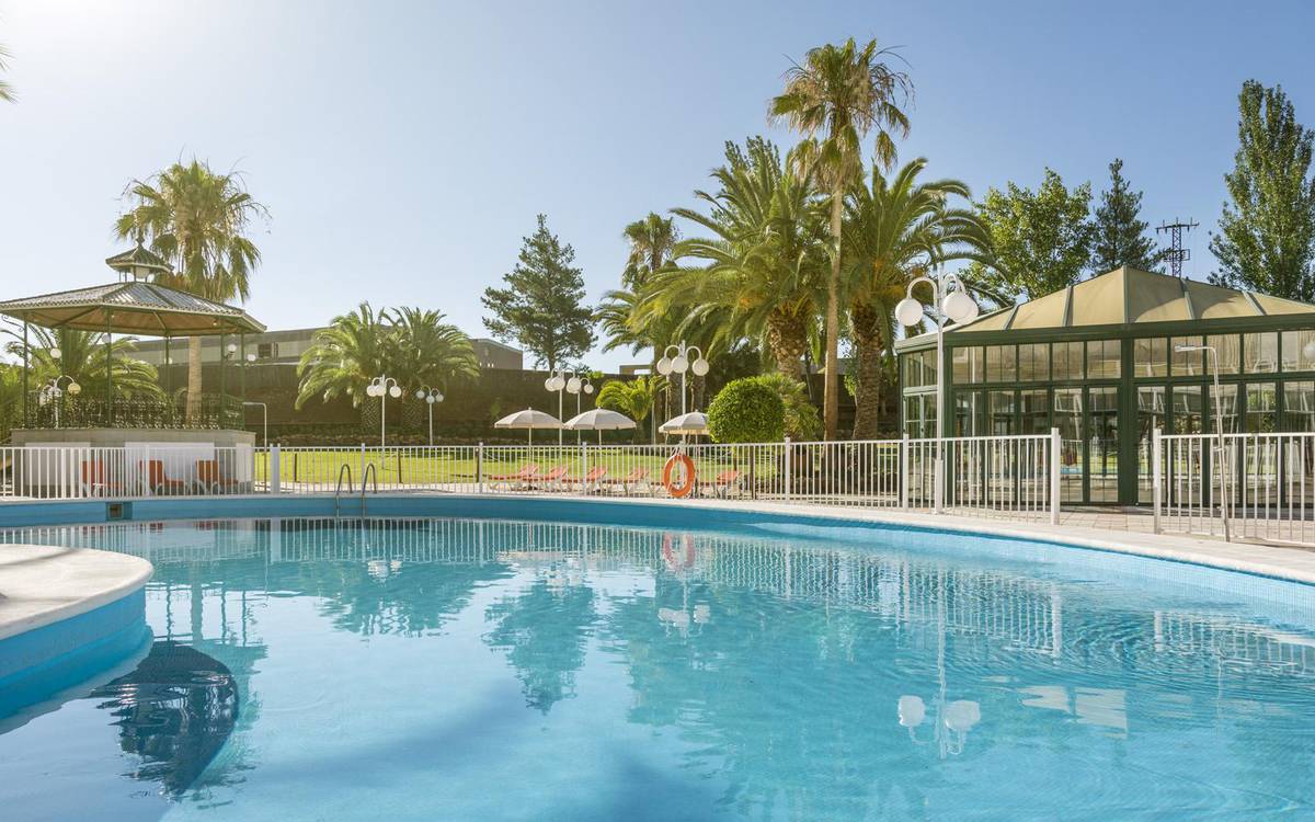 Piscina-solarium Hotel Ilunion Las Lomas Mérida Piscina-solarium Hotel Ilunion Las Lomas Mérida